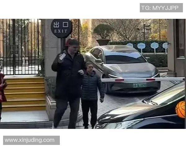 姚明驾驶SUV畅游城市街头展现巨人风范与时尚魅力