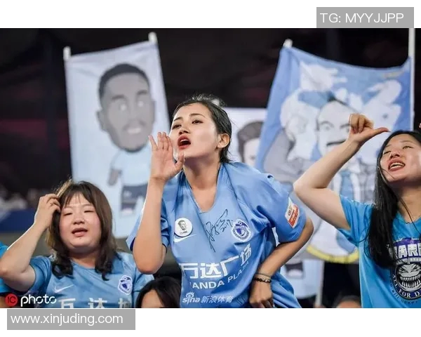 球迷外拍大片展现队友风采,粉丝围观追捧 球迷外拍大片展现队友风采,粉丝围观追捧